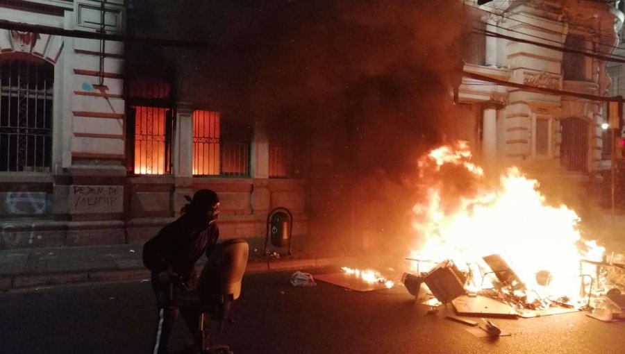 Violentos hechos en el Puerto: Incendios afectan a Supermercado, edificio del Mercurio de Valparaíso y una estación del Merval