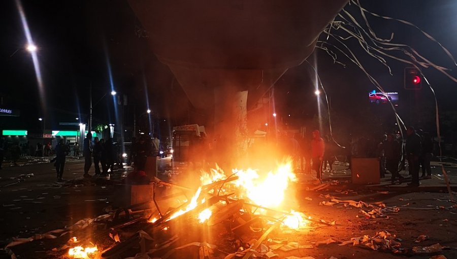 Al menos 16 estaciones del Metro de Santiago han sido incendiadas en manifestaciones