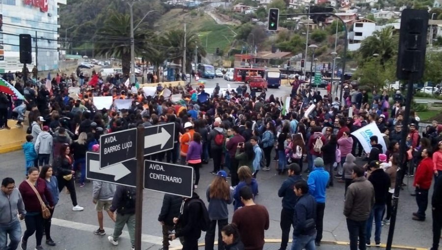 Vecinos del Gran Valparaíso salieron a las calles a manifestarse en apoyo a protestas en Santiago