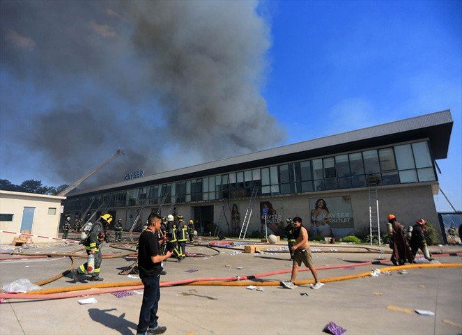 Renca: Cinco muertos en incendio de bodegas de textiles Kayser