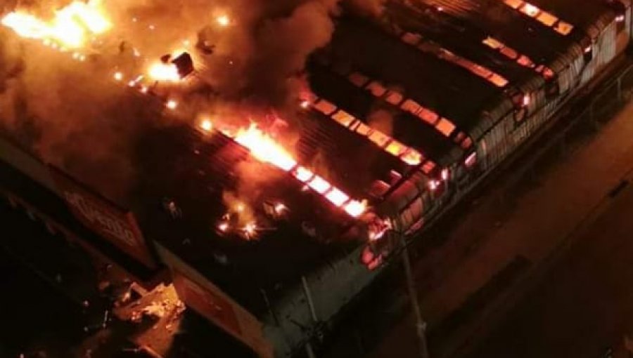 Supermercado Acuenta de Reñaca Alto en Viña del Mar es consumido por las llamas tras ataque de manifestantes