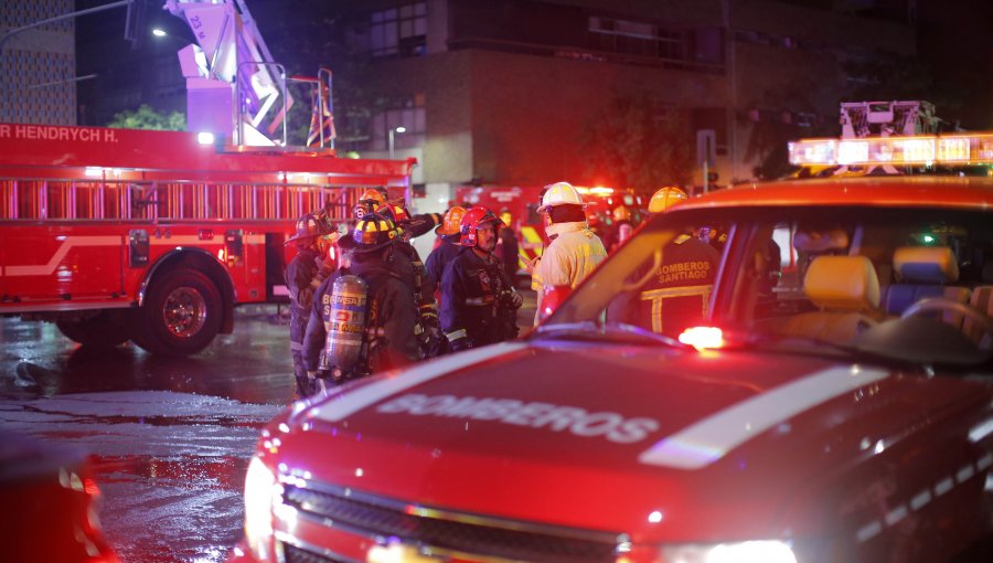 Tres muertos en incendio de supermercado Lider saqueado en San Bernardo