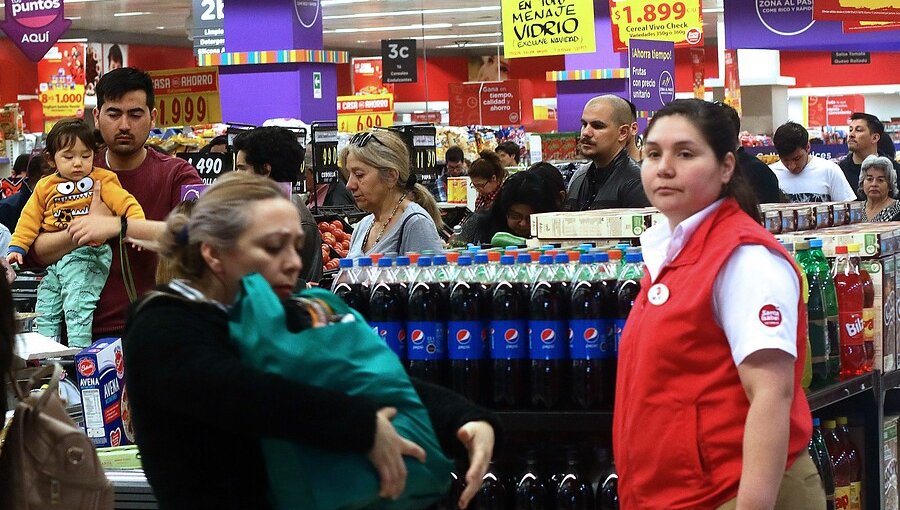 Estos son los supermercados que abrieron sus puertas desde las 13:00 horas en la capital