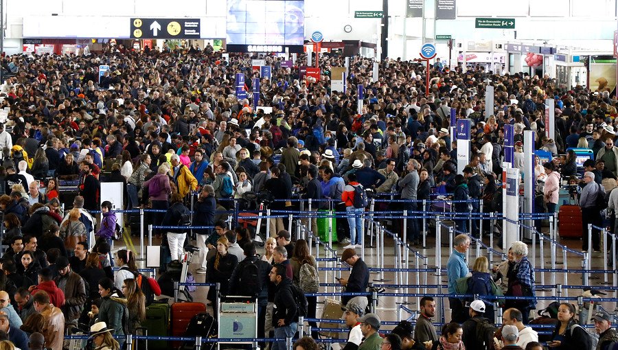 LATAM recomendó no ir al aeropuerto de Santiago en caso de cancelaciones de vuelos