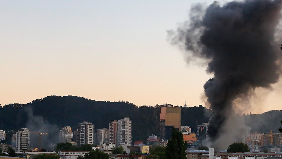 Incendio consume completamente sucursal de la tienda Sodimac en Concepción