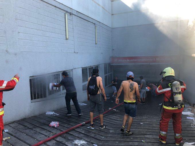 Incendio estructural deja enormes daños en supermercado de Playa Ancha