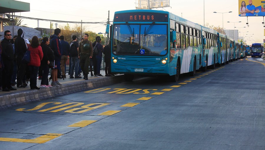 425 buses de apoyo cubrirán este martes el trazado de las líneas del Metro en Santiago
