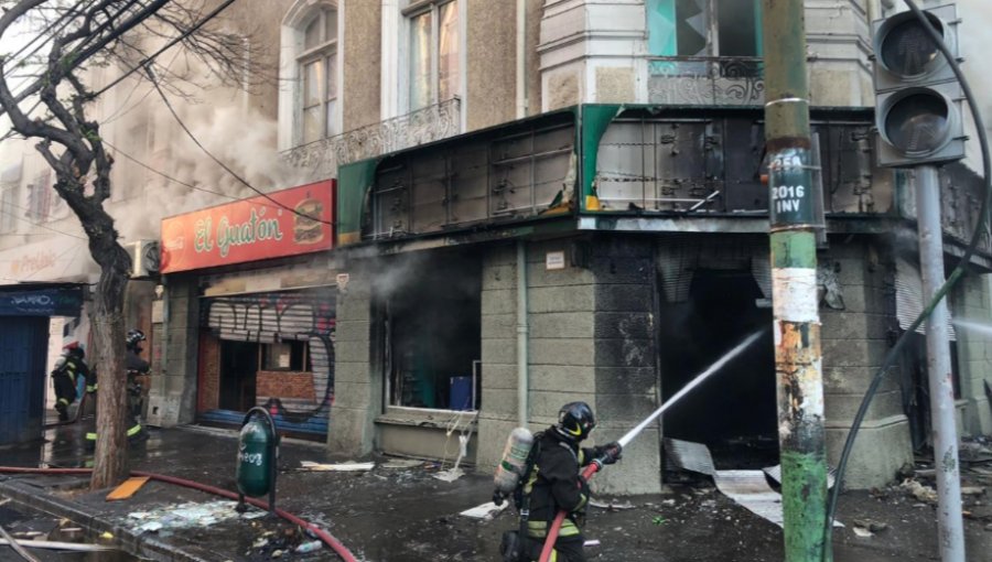 Saqueo e incendio deja con daños totales a añoso edificio del centro de Valparaíso