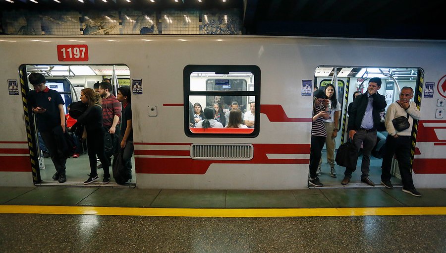 Línea 1 del Metro de Santiago anuncia que operará de forma parcial este martes
