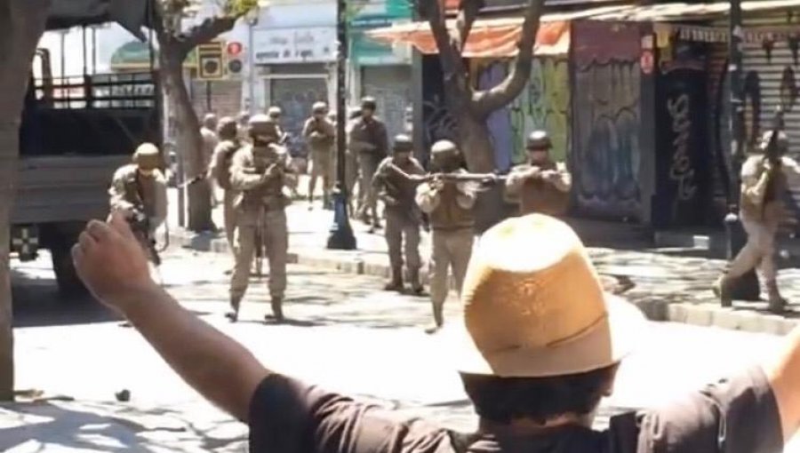 [VIDEO] Impactantes imágenes de militares abriendo fuego en el centro de Valparaíso