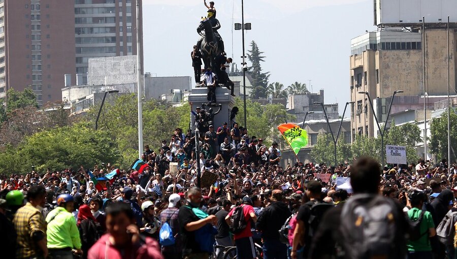 Miles de manifestantes se concentran en Plaza Italia en nueva jornada de protestas
