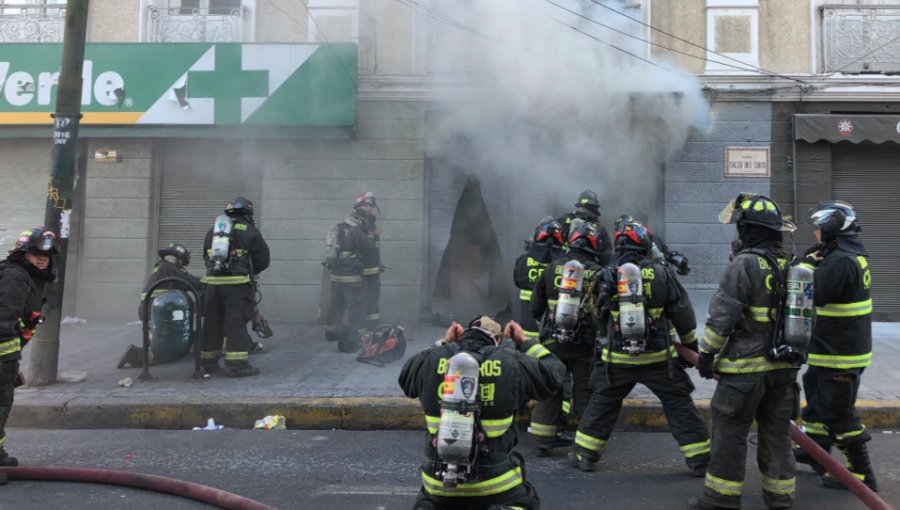 Bomberos de Valparaíso combate incendio estructural declarado en farmacia del plan