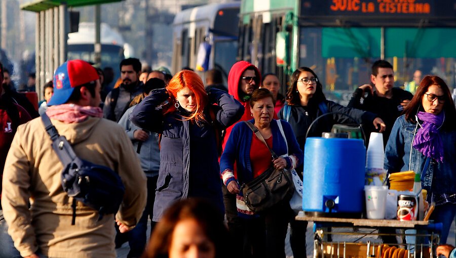 Transporte público en Santiago se refuerza con 425 buses para apoyar trazados del Metro