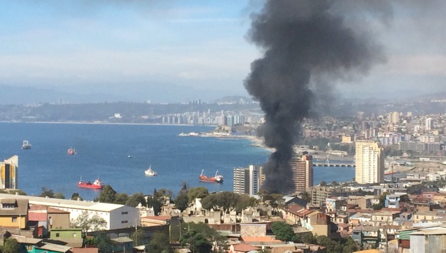 Tienda Tricot del centro de Valparaíso fue incendiada tras intento de saqueo