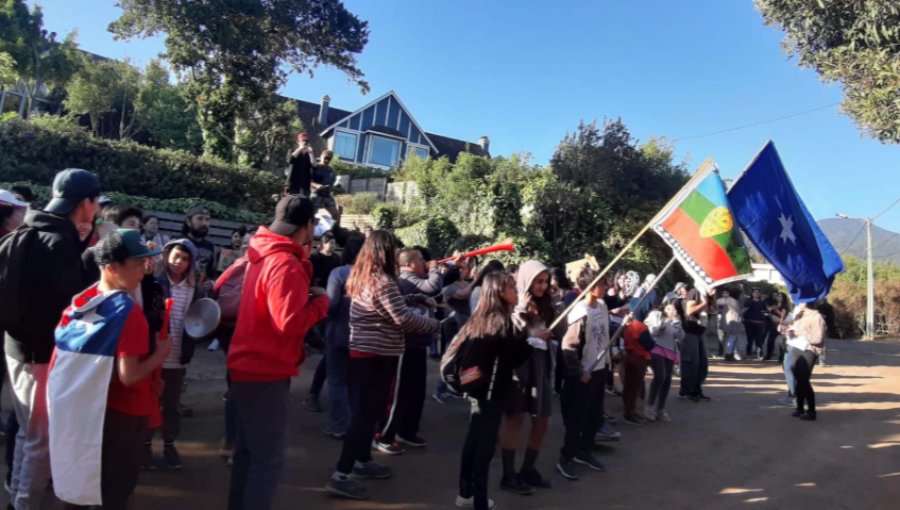 Un grupo de personas se manifestó en las afueras de la casa de Piñera en Cachagua