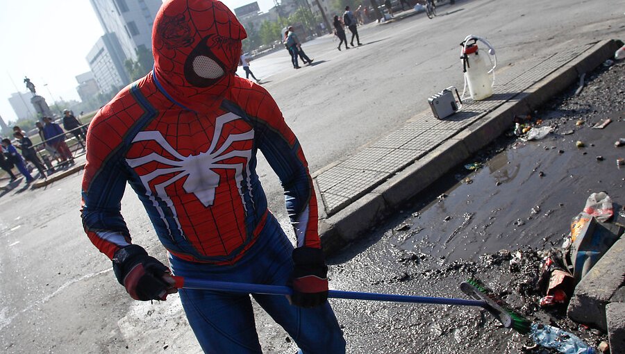 El "Spiderman chileno" se suma a las labores de limpieza en el centro de Santiago