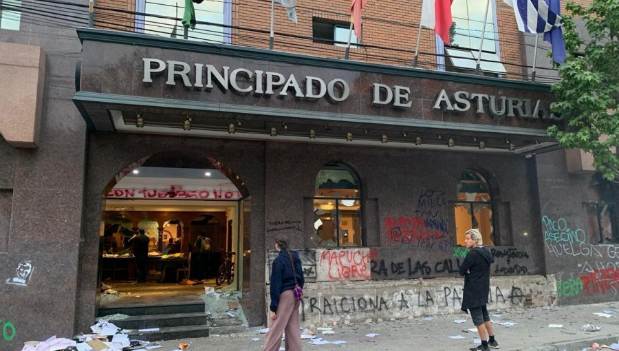 Turba ataca y saquea hotel ubicado en el parque Bustamante de Santiago