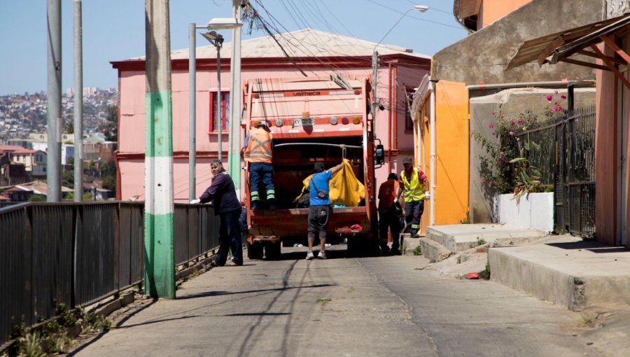 Juntas de vecinos llaman a porteños a evitar sacar basura domiciliaria frente situación que vive Valparaíso