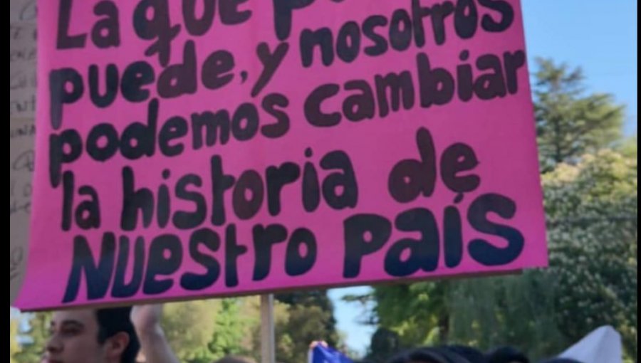 Paloma Mami encabezó cacerolazo frente al consulado de Chile en Miami