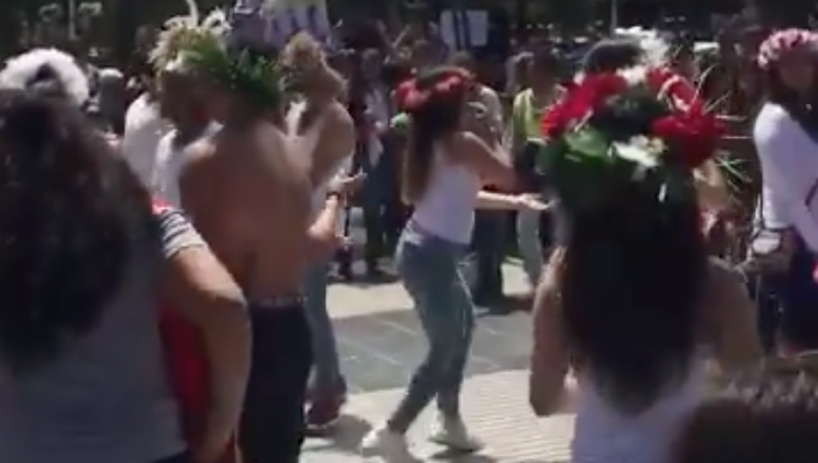 Manifestantes bailaron ritmos de Rapa Nui en la plaza Sucre de Viña del Mar