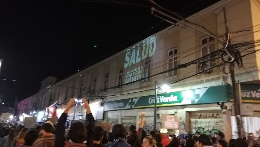 Marcha nocturna en Valparaíso: Decenas de disturbios y nuevos enfrentamientos de carabineros y manifestantes