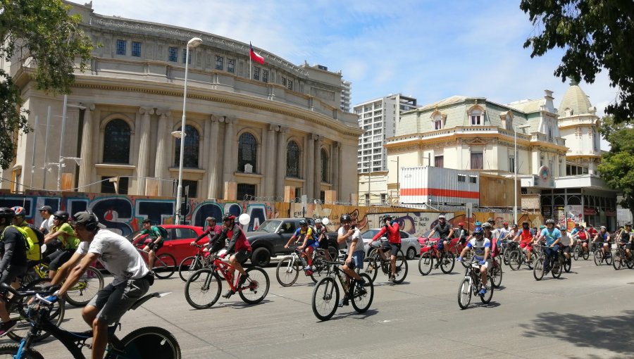 Ciclistas se unen a masiva manifestación en Viña del Mar