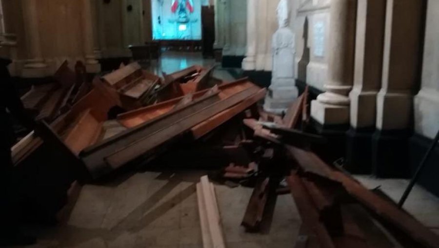 Vándalos atacan la Catedral de Valparaíso y queman bancas en barricadas