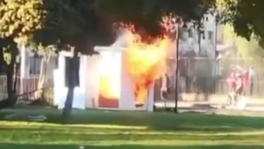 Manifestantes incendiaron caseta municipal en La Calera: daños fueron totales