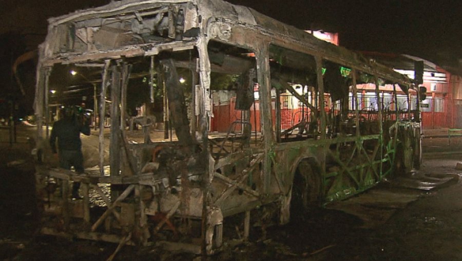 Grupo de unos 20 sujetos incendia bus del Transantiago en Peñalolén