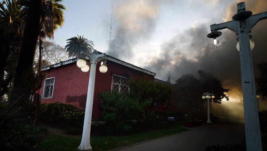Encapuchados incendiaron edificio de la Municipalidad de Quilpué luego de manifestación