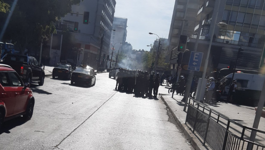 Manifestación en el centro de Viña termina con barricadas, gases lacrimógenos y corridas