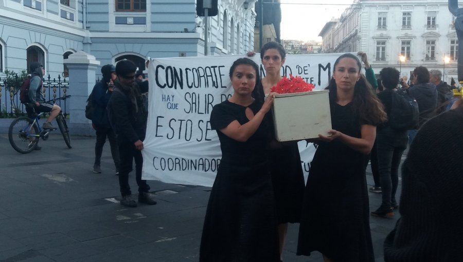 Más de 2 mil personas participan de "Marcha por los muertos" en Valparaíso