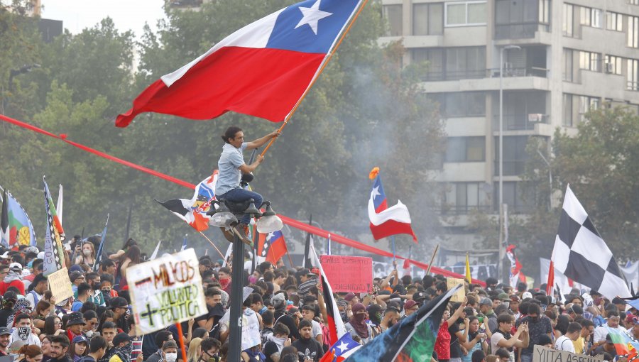 8 de cada 10 chilenos quiere modificar la actual Constitución