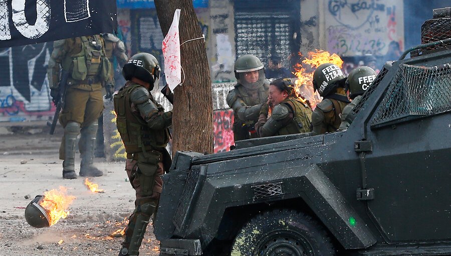Carabineras resultaron con graves lesiones tras ser atacadas con bombas molotov en Santiago