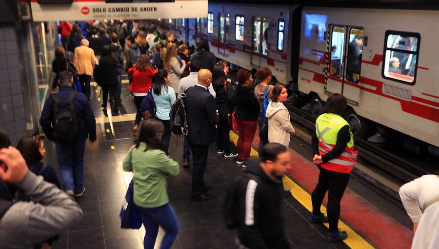 Metro de Santiago volverá a operar este jueves desde las 06:00 horas
