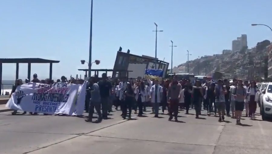 Unos 200 estudiantes de la U. de Valparaíso marchan por el centro de Reñaca