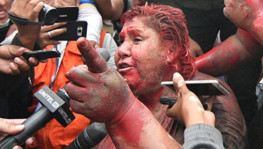 Bolivia: Manifestantes arrastraron por el suelo a alcaldesa de Vinto, la rociaron con pintura y le cortaron el cabello