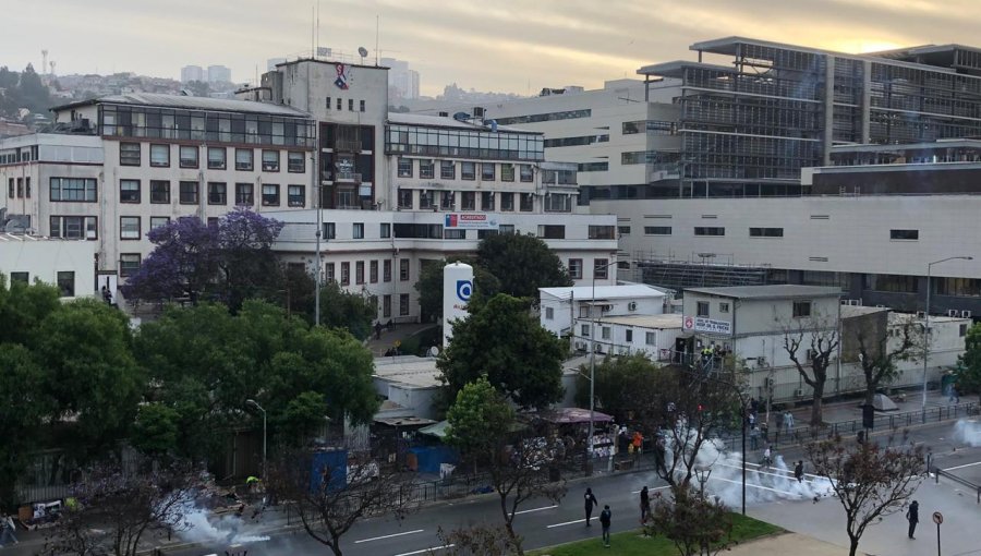 Carabineros dispersó con lacrimógenas a manifestantes al interior del hospital Gustavo Fricke de Viña
