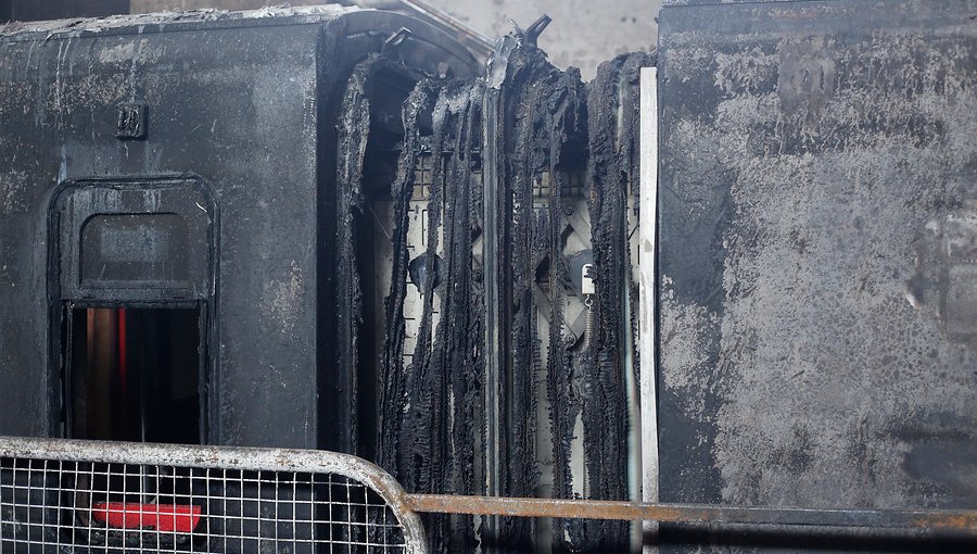 Formalizan a dos personas acusadas de quemar estaciones del Metro de Santiago