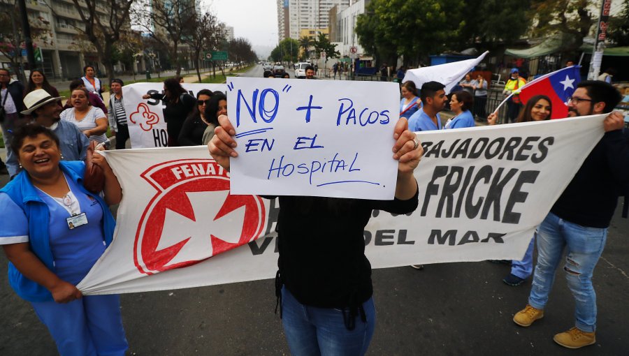 Viña: Trabajadores de Hospital Gustavo Fricke se manifiestan contra Carabineros