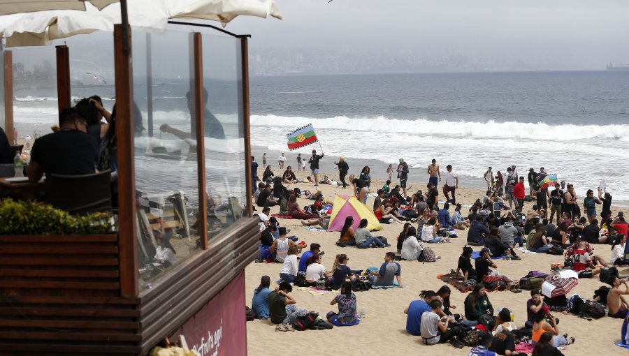 "Lxs Flaites" se toman playas de Reñaca con cumbias, banderas y cerveza en mano
