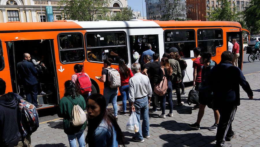 Adelantan hora punta del transporte en Santiago para las 15:00 horas y refuerzan sector oriente