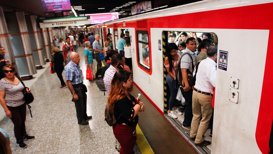 Metro de Santiago iniciará operaciones a las 06:00 horas y con 231 buses de apoyo