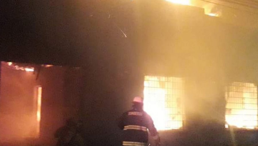 Desconocidos quemaron sede parlamentaria del senador Juan Antonio Coloma en Talca