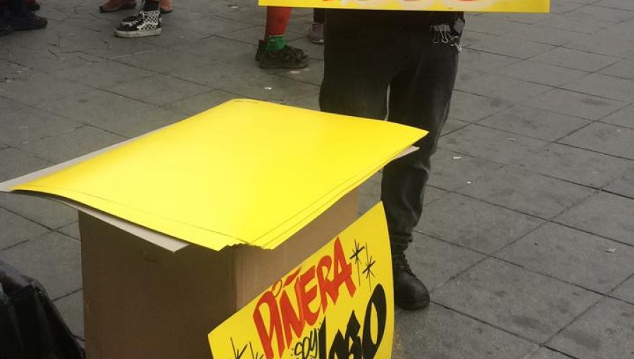 El comercio se reinventa en Valparaíso: pancartas "anti Piñera" causan furor en plaza Sotomayor