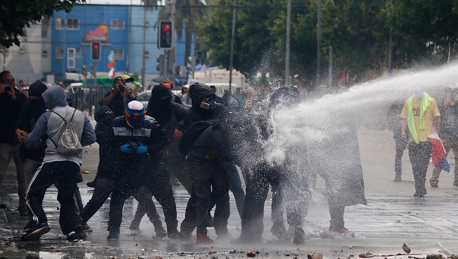 Con serios disturbios culmina masiva manifestación por el centro de Valparaíso