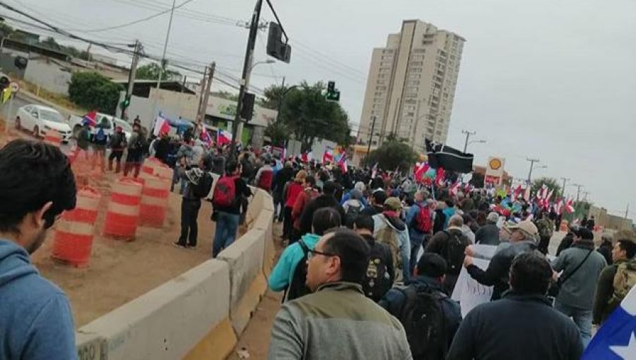 Cerca de mil manifestantes inician marcha masiva en Concón que espera terminar en las dunas