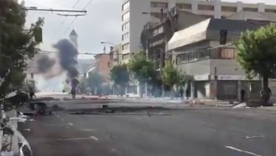 Antisociales saquearon supermercado, pizzería, farmacias y otras tiendas en Valparaíso