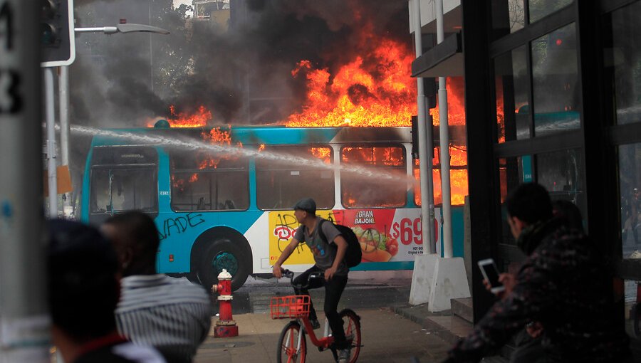 Balance Transantiago: 17 choferes agredidos, 4 buses quemados y 506 vandalizados