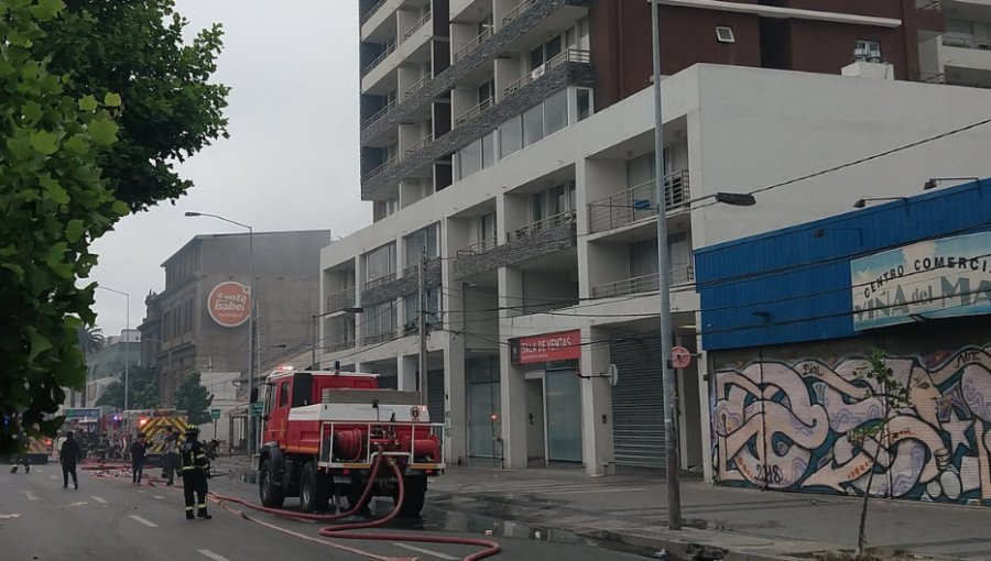 Fuga de gas obliga a Bomberos a evacuar la totalidad de un edificio en Viña del Mar